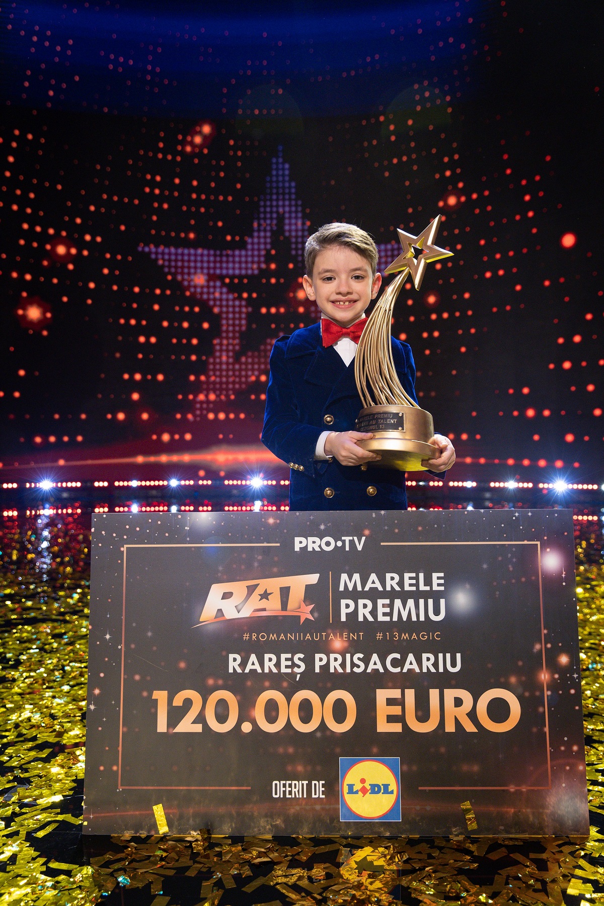 Rareș Prisacariu a dus la școală, în Botoșani, trofeul de la „Românii au talent”. Cum l-au primit colegii și învățătoarele pe câștigător