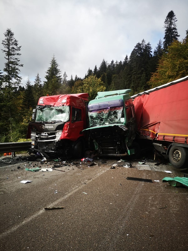 Șofer de TIR mort pe loc, după ce a intrat pe contrasens într-un alt camion, pe o șosea de munte din Neamț