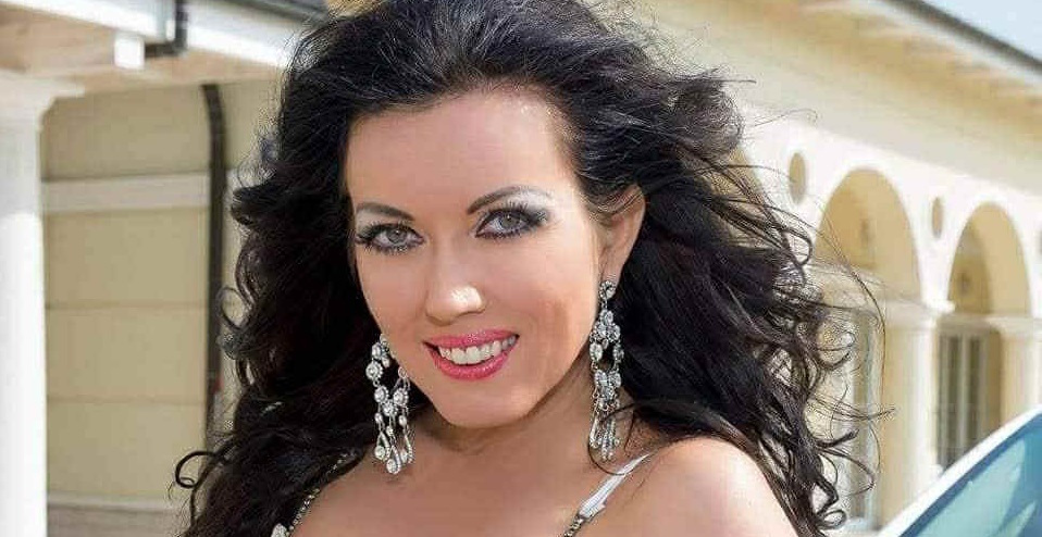 Menyasszonyi ruhákat próbálgatott A Nagy Ő fekete démona