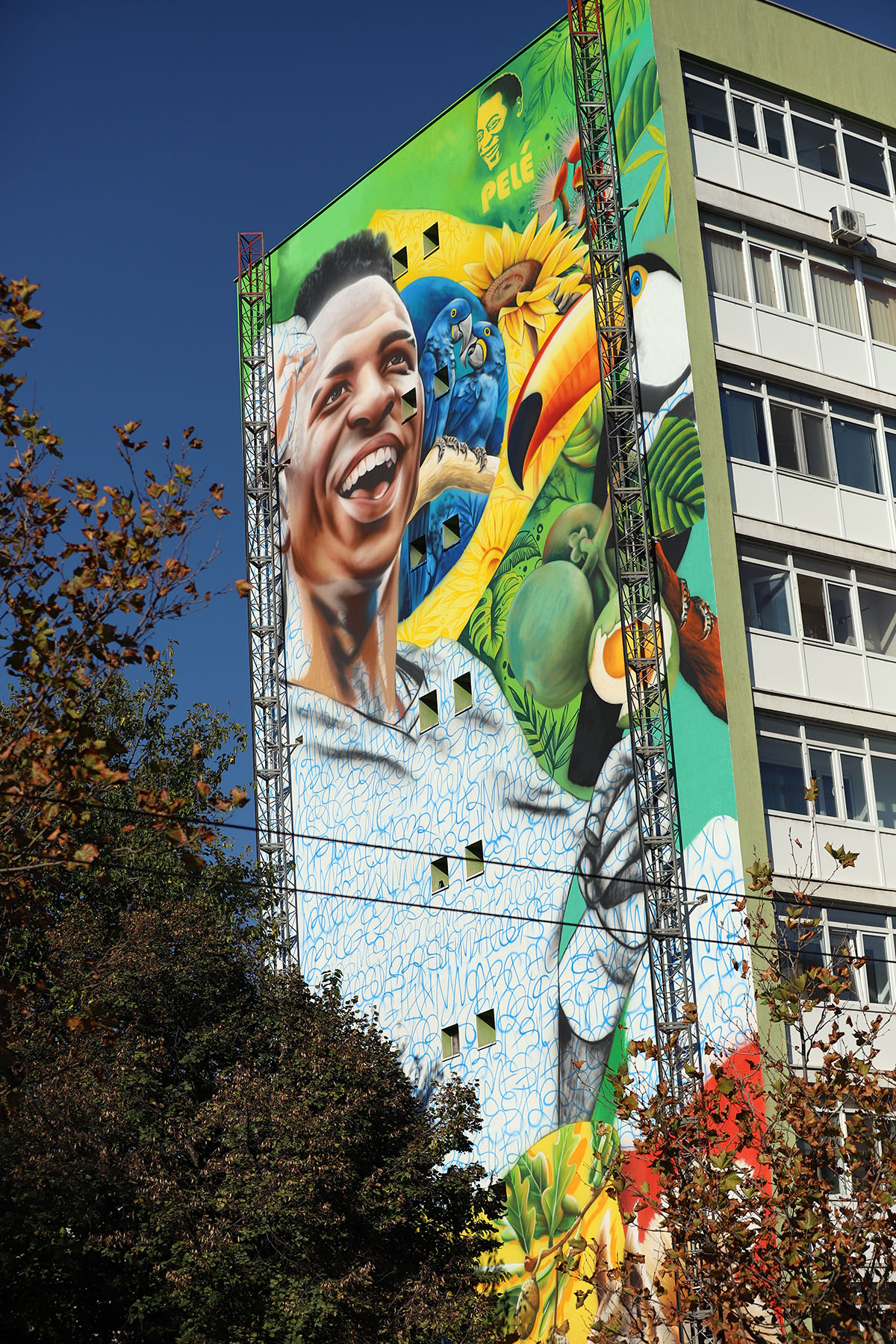 Fotbalistul Vinícius, pictură murală uriașă în centrul Bucureștiului. „Blocul acesta începe să devină faimos”. Lucrarea este realizată de un artist brazilian celebru