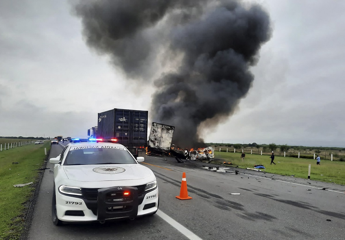 Un șofer de TIR a dispărut cu cabina și e de negăsit, după un accident cu 26 de morți în care remorca lui și un microbuz au luat foc, în Mexic