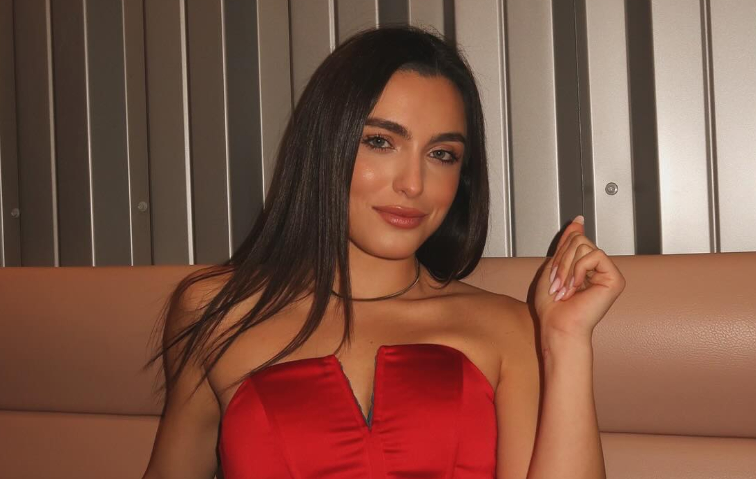 Cum a fost surprinsă Alexia Eram într-un club din București alături de noul iubit. Îndrăgostiții nu s-au dezlipit unul de altul