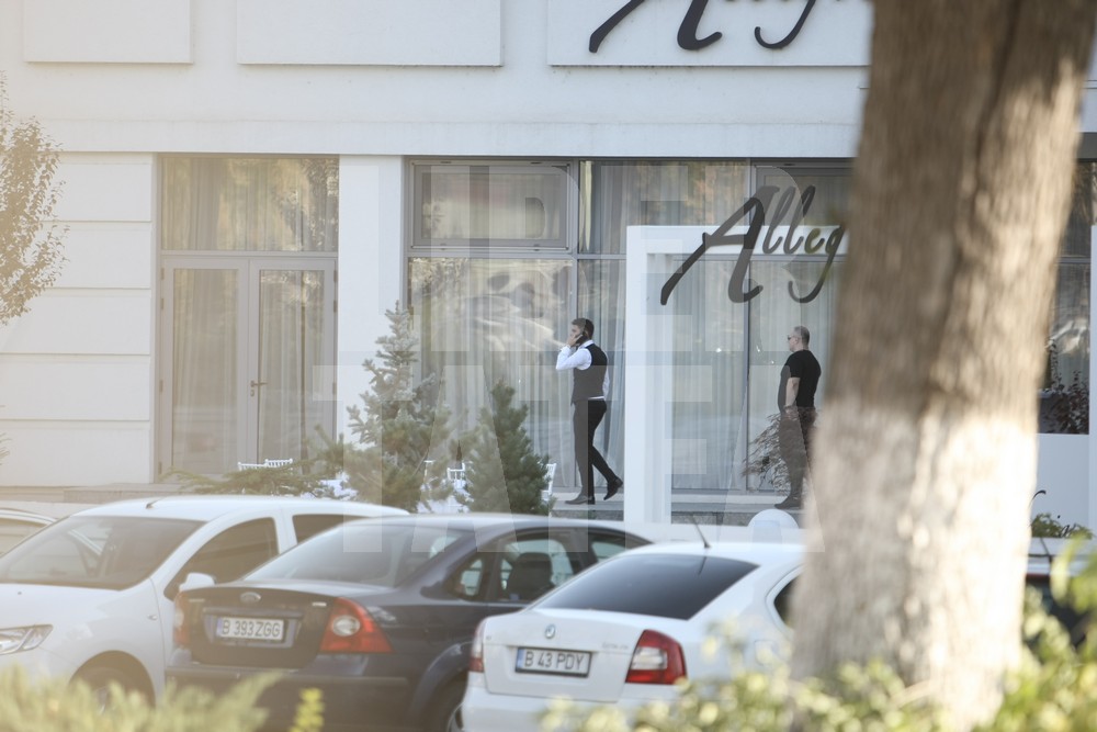FOTO EXCLUSIV | După nuntă, Adrian Mutu a mers la ciorba de potroace. L-a așteptat în fața restaurantului pe nașul Cosmin Contra
