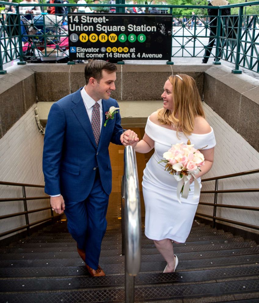 FOTO & VIDEO / Nuntă inedită în SUA. Doi tineri s-au căsătorit în metroul din New York