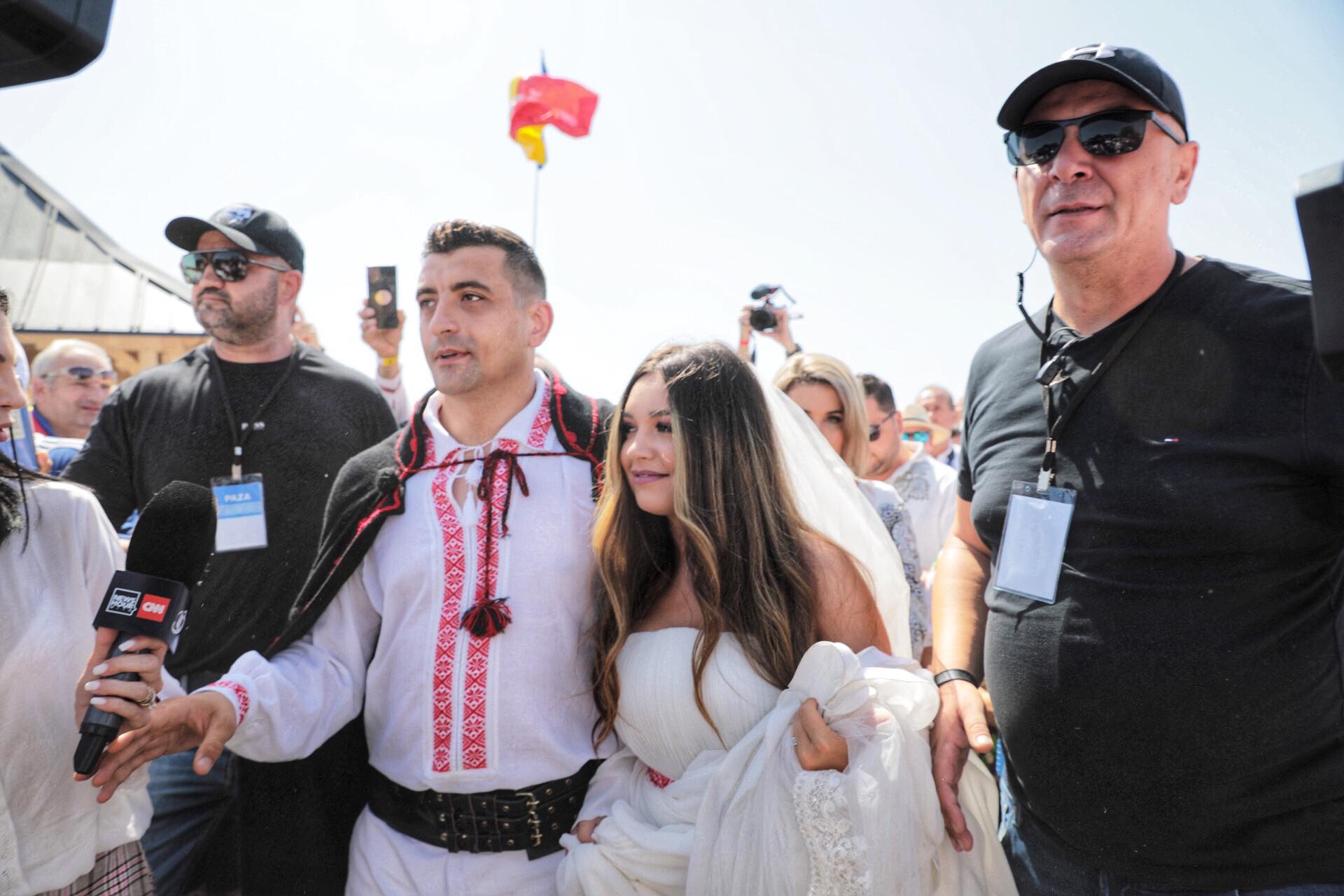 FOTO. Nunta lui George Simion, văzută de la fața locului. Câteva sute de oameni au rezistat în fața scenei, petrecerea a continuat până la 7 dimineața