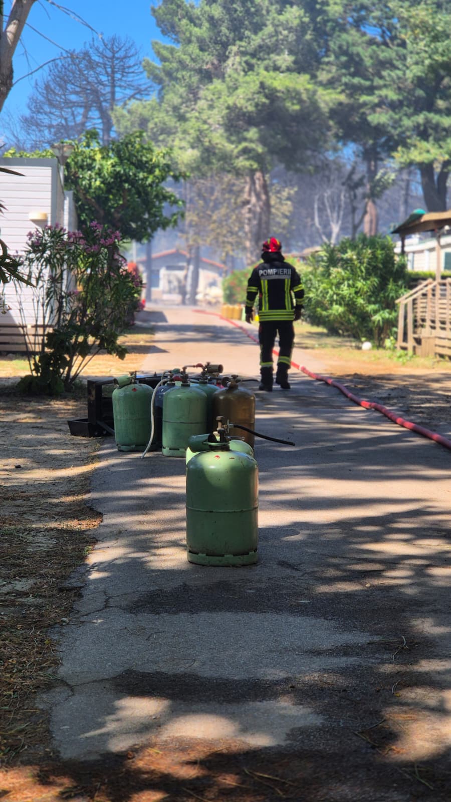 Pompieri români, la datorie în Franța pentru stingerea unui incendiu de vegetație care a afectat un camping. Peste 150 de butelii GPL, evacuate