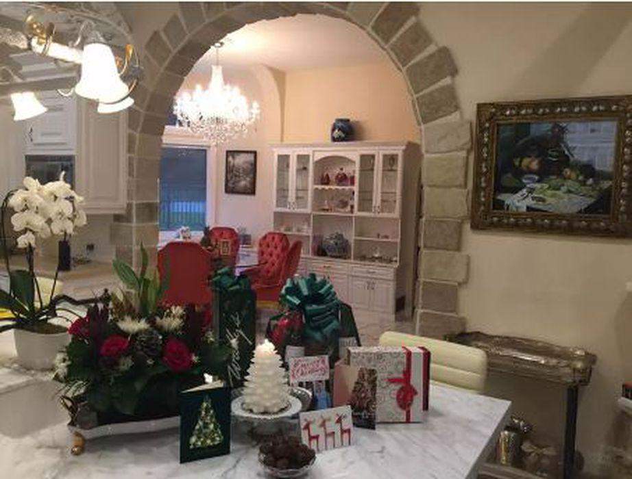 Imagini din vila în care Monica Gabor locuiește în America cu Mr. Pink. Au SPA acasă și vinotecă la subsol