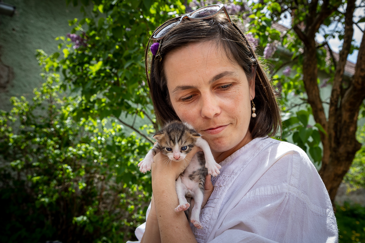 Lovită de o boală rară, o violonistă de 36 de ani din Covasna a uitat aproape totul, mai puțin muzica. “A uitat să plângă. Când o doare ceva, i se umplu ochii de lacrimi, dar râde”