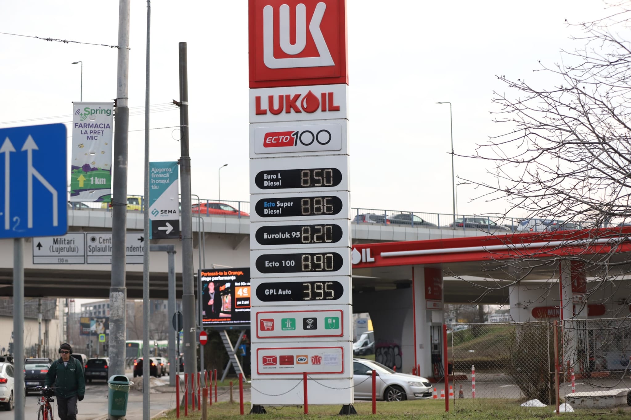Prețul benzinei la pompă continuă să crească, iar motorina a depășit 8,50 lei/litru: tarifele la Mol, Lukoil și Petrom
