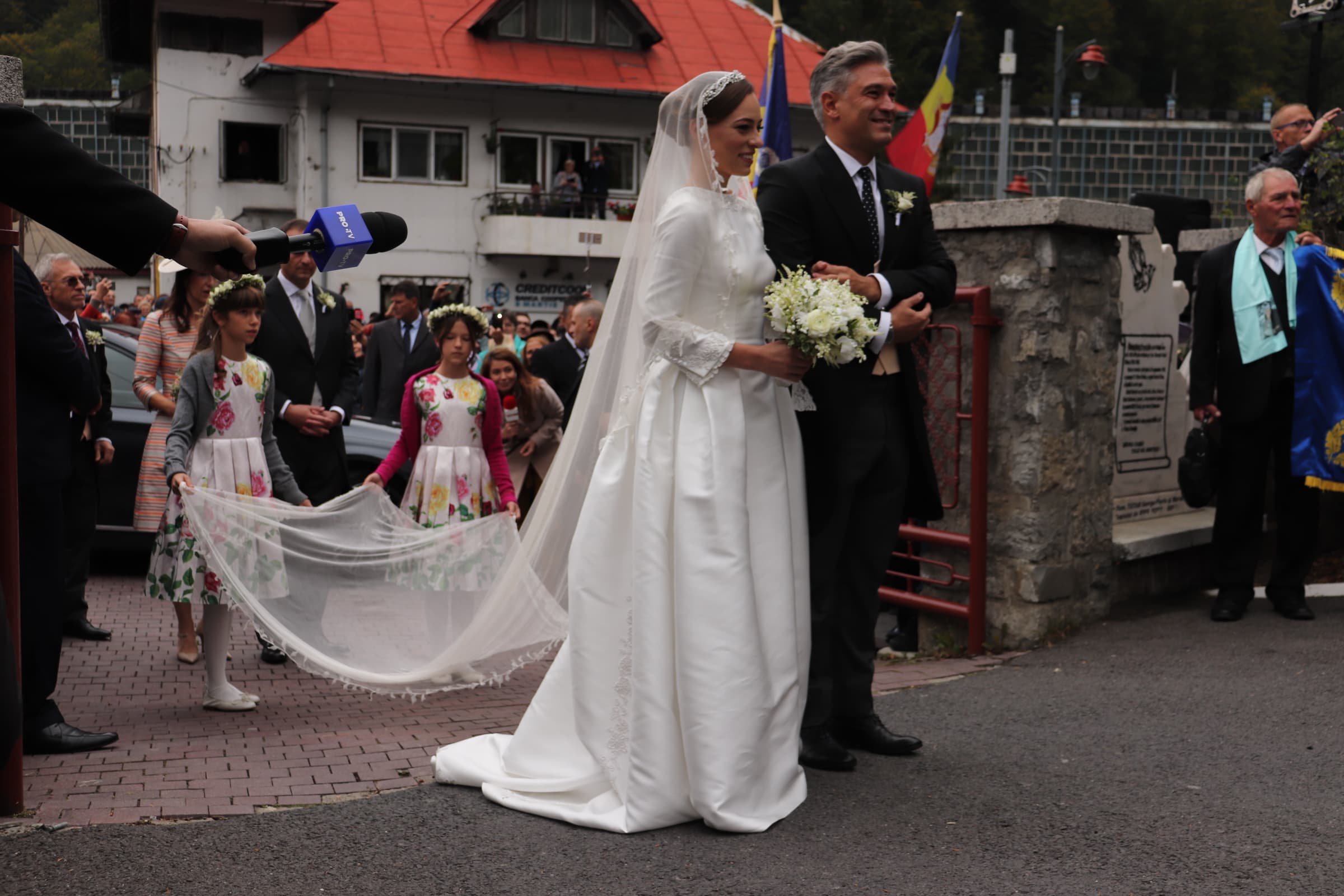 CORESPONDENȚĂ DIN SINAIA/ Principele Nicolae și Alina Binder, la biserică! Rochia incredibilă purtată de mireasă | FOTO & VIDEO