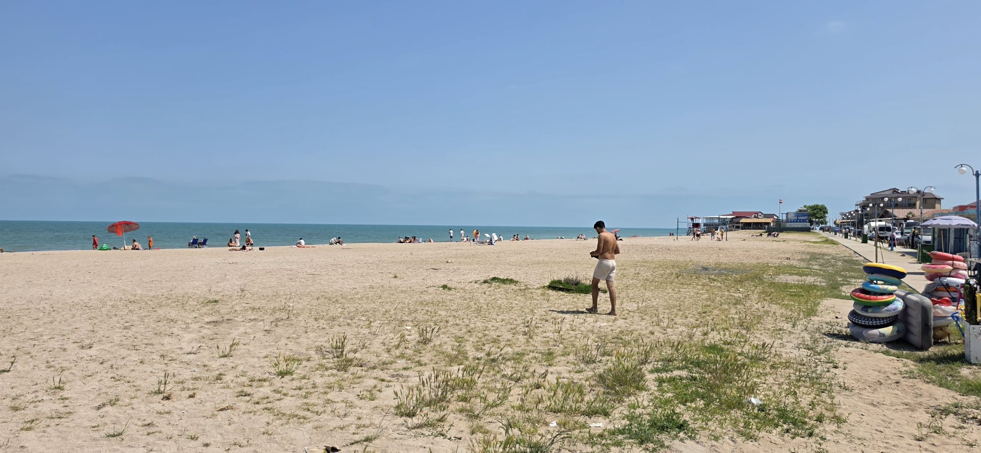 Peste 1.300 de persoane au fost evacuate de pe plajele litoralului după explozia unei drone ucrainene în Portul Constanța