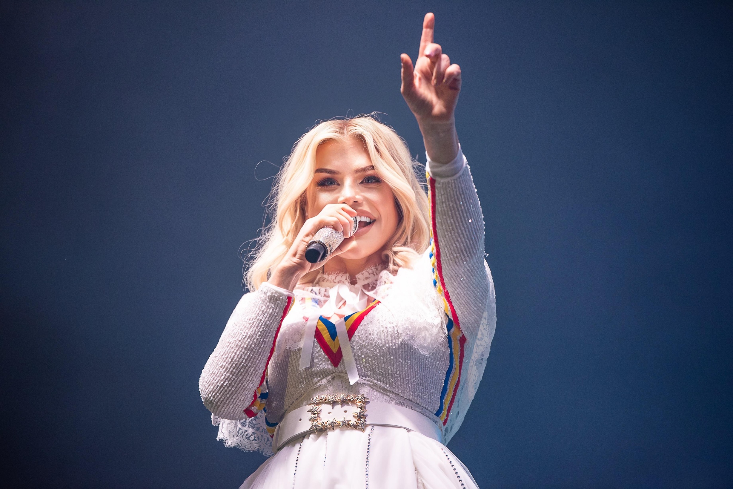 Loredana Groza a făcut spectacol la Cluj după gala TIFF. Nadia Comăneci, Simona Halep și Andreea Esca au urcat pe scenă alături de artistă