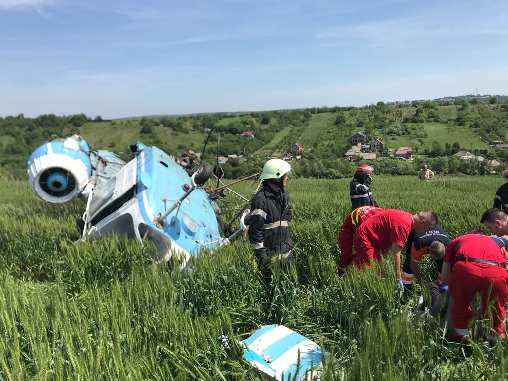 UPDATE: Un elicopter s-a prăbușit lângă Turda, județul Cluj. Un bărbat, transportat la spital / FOTO