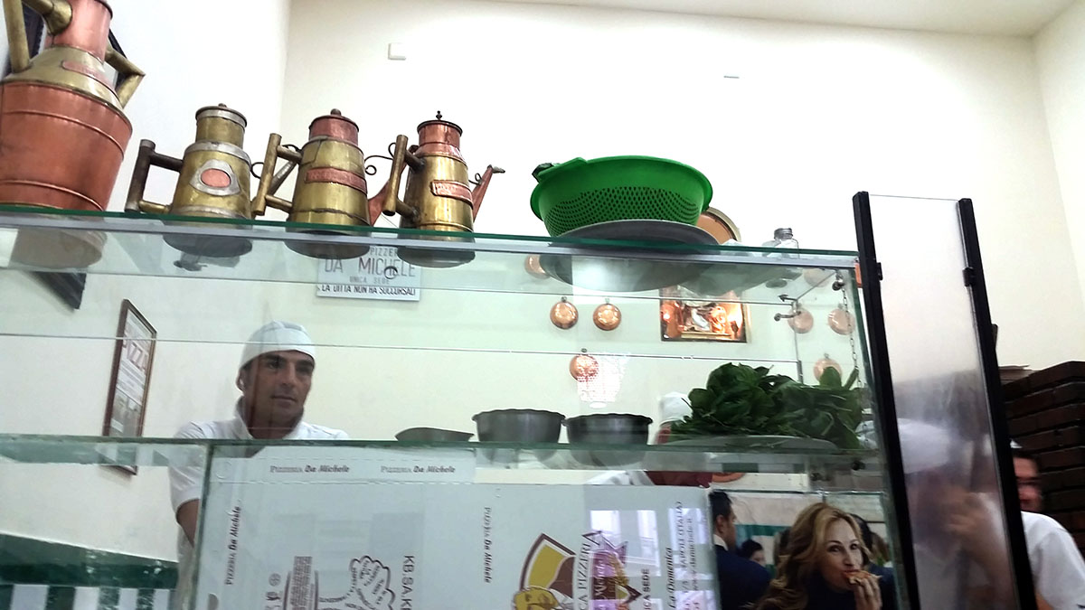 Pizzeria din film. În Napoli, poți mânca pizza preparată de oamenii care i-au servit cu celebrul preparat italian pe Julia Roberts și pe Maradona