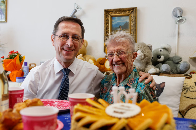 Varga Mihály pénzügyminiszterrel ünnepelte 109. születésnapját Gizi néni