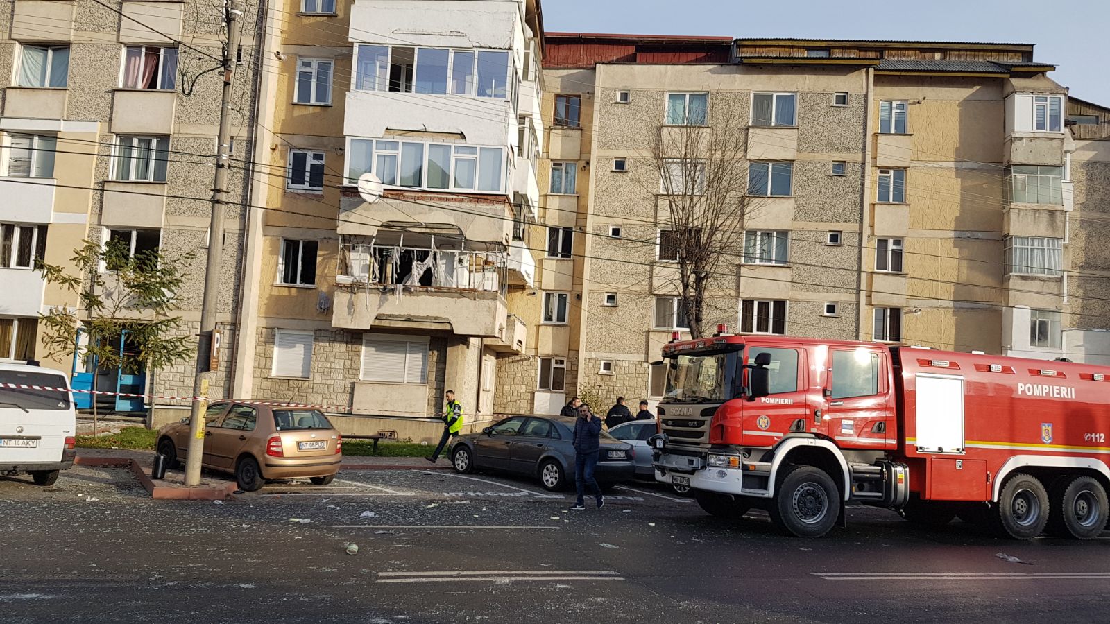 FOTO/ Explozie într-un bloc din Piatra Neamț. 20 de locatari au fost evacuați. O persoană a ajuns la spital
