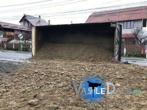 Un autotren cu nisip s-a răsturnat peste un autoturism, în Maramureș. Cinci victime, din care trei încarcerate | FOTO