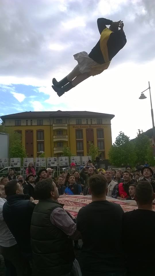 „Aruncarea în ţol”, respectată de grupul Junilor Tineri la Brașov | GALERIE FOTO