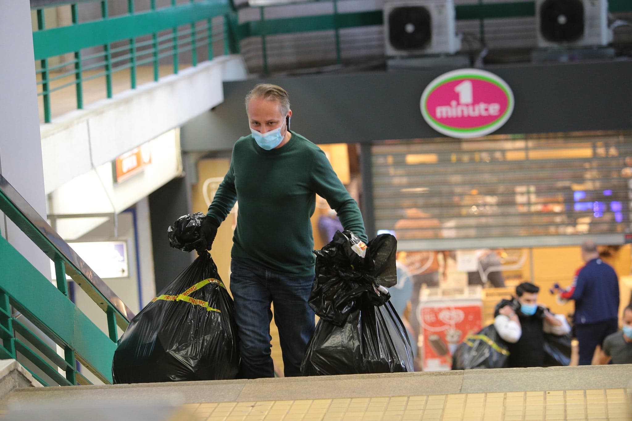 A doua zi de evacuare la metrou. Patronii magazinelor de la Pipera și-au strâns singuri marfa