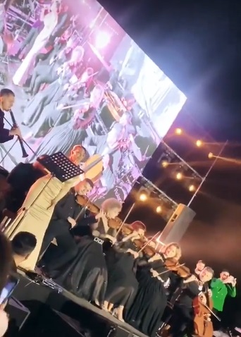 Nunta de lux a lui Florin Salam cu Roxana Dobre de la malul mării. Mireasa a avut rochie cu cristale, iar invitații au ascultat muzică de orchestră