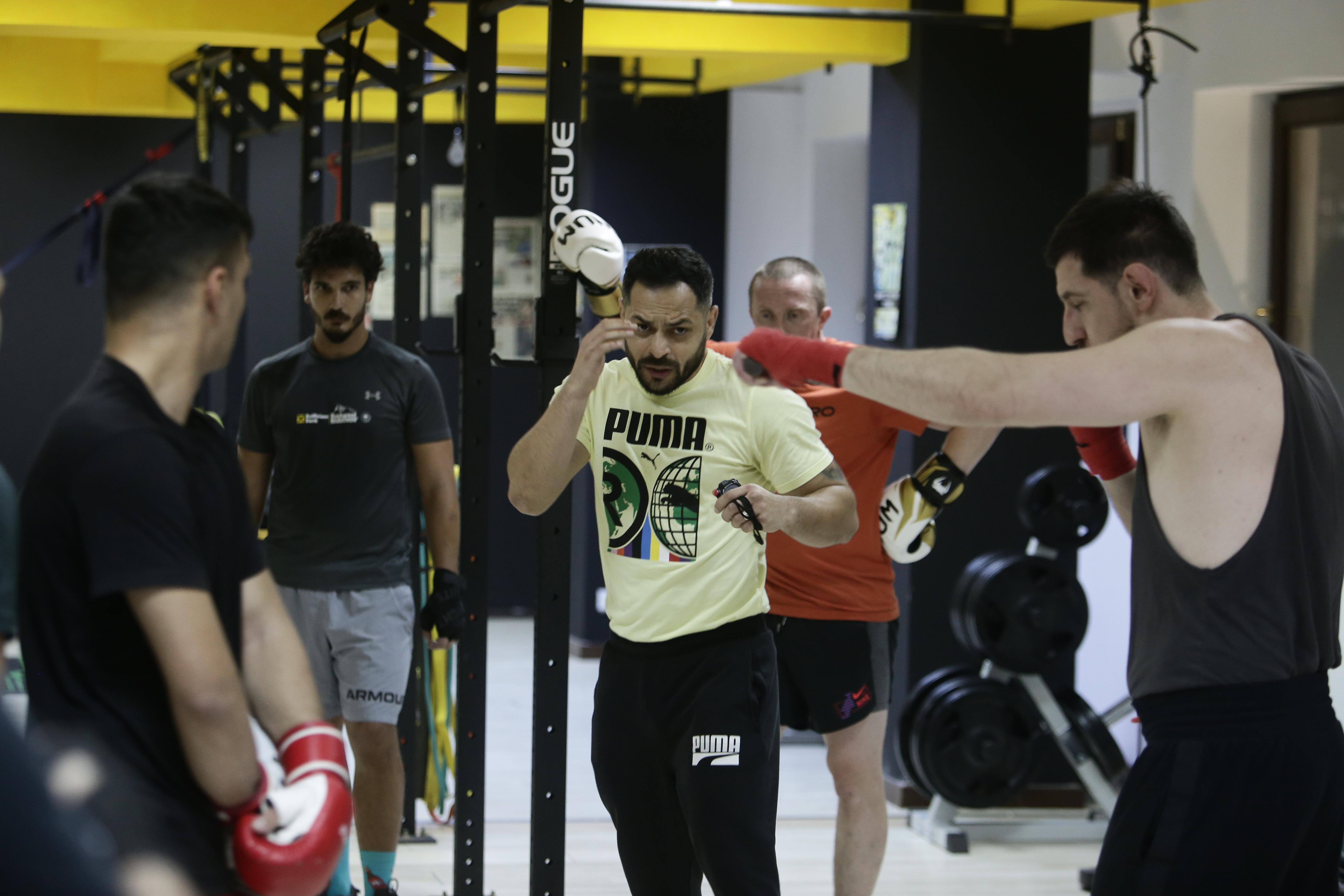 Fight Club de Pipera! Într-o sală din nordul Capitalei, un fost boxer învață mai mulți copii să devină campioni, iar pe corporatiști - să se apere: „Aici ei sunt familia mea”