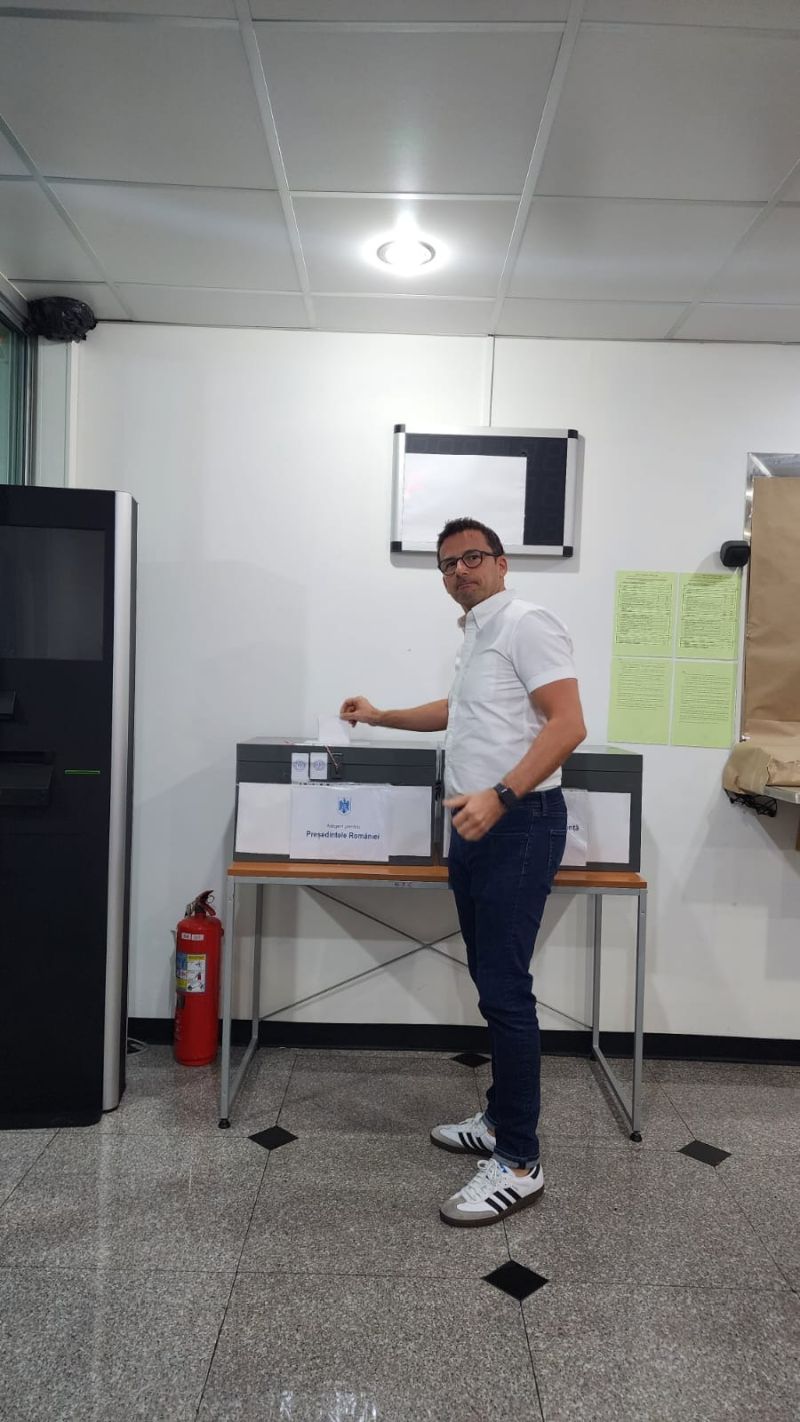 Imagini cu românii care au votat în diaspora la alegerile prezidențiale. Cel mai vârstnic alegător are 100 de ani