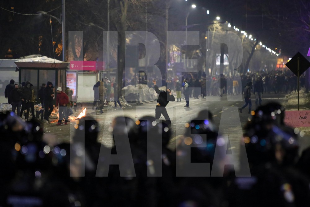 Violențe între ultrași și jandarmi, miercuri seară, în Capitală, pe finalul protestelor / FOTO & VIDEO
