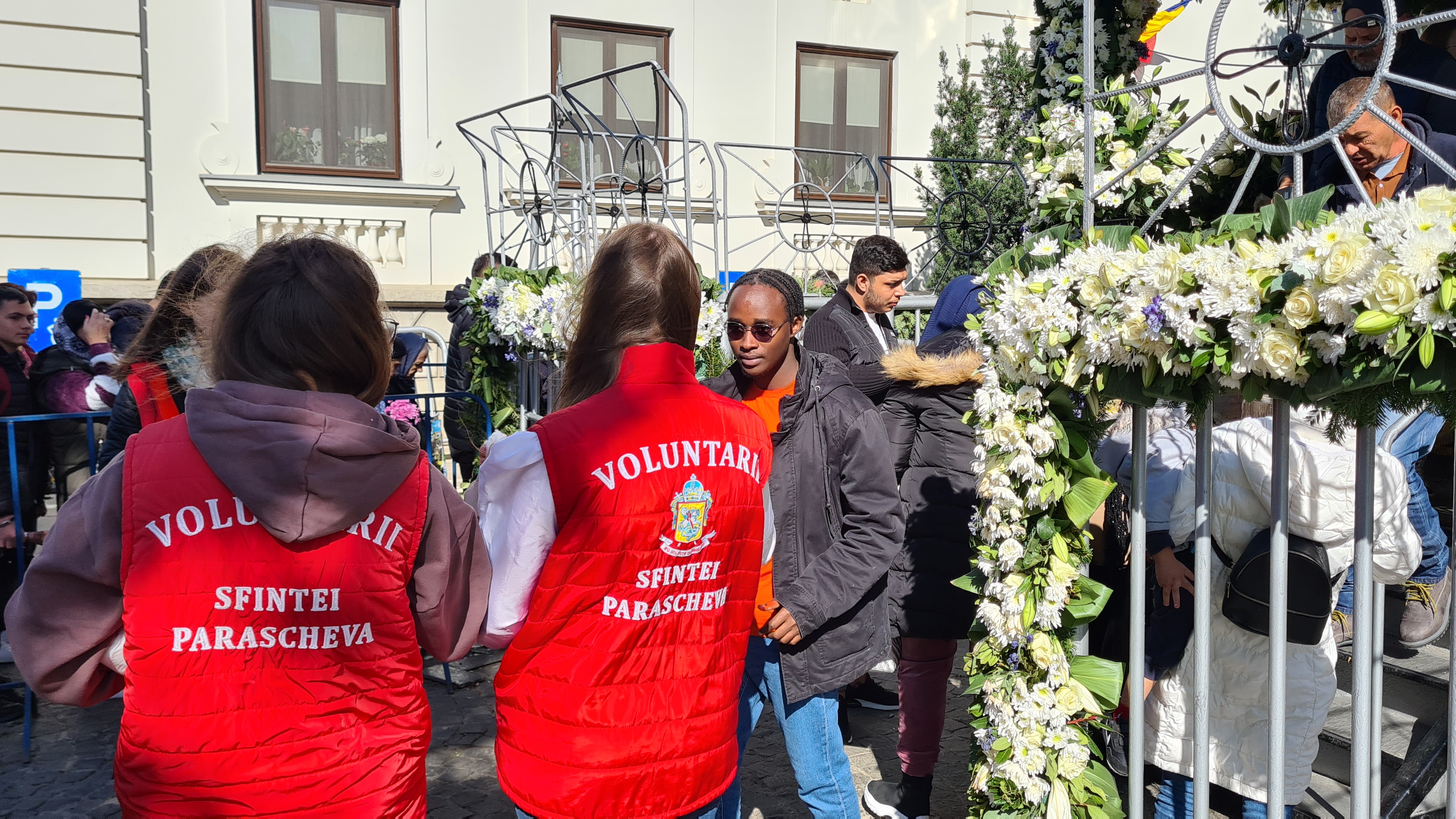 REPORTAJ. Cum au ajuns trei studenți africani voluntari la pelerinajul Sfintei Parascheva. Unul e botezat ortodox pe Masivul Ceahlău. „Nu poți sta în apropiere de sfintele moaște și să nu te schimbi”