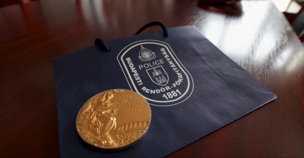 Rendőrök vitték haza a magyar olimpikon ellopott aranyérmét: Csongrádi László a könnyeivel küzdve vette át - videó