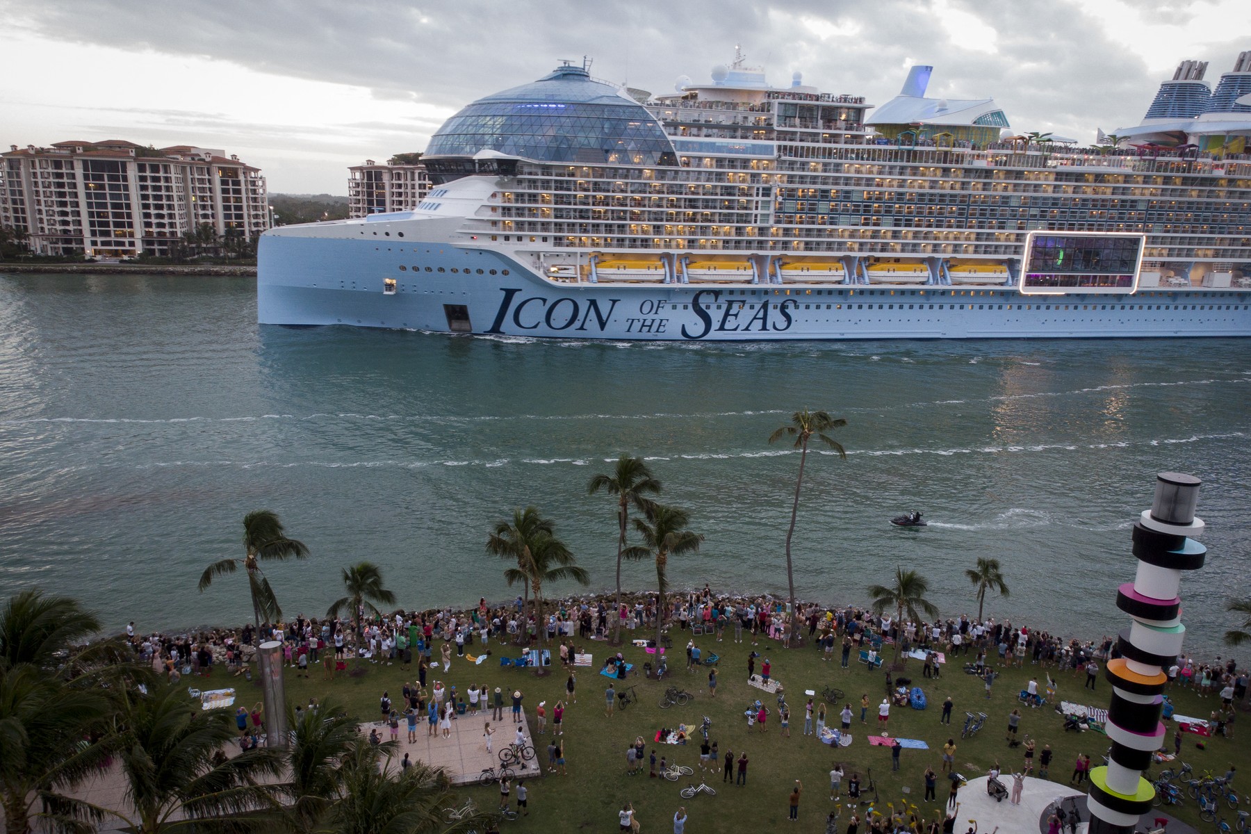 Icon of the Seas, cel mai mare vas de croazieră din lume, a început călătoria inaugurală din Miami. Botezul navei, făcut de Messi