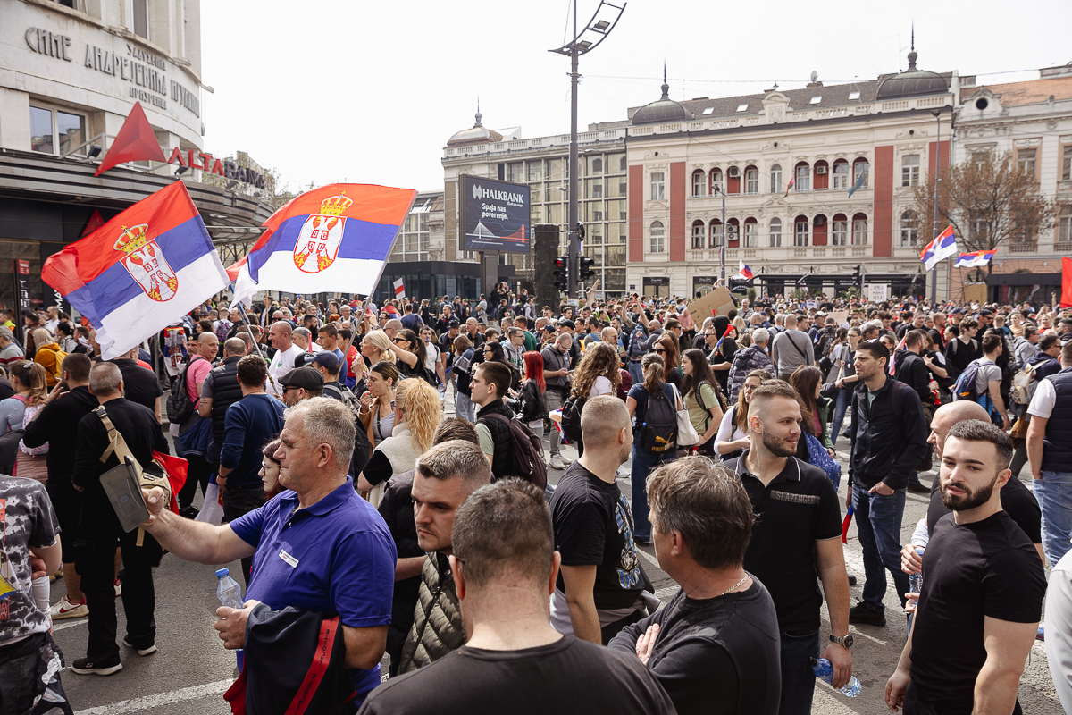 Drapelul României flutură în mijlocul protestului uriaș de la Belgrad: „Ne-am inspirat de la voi!”