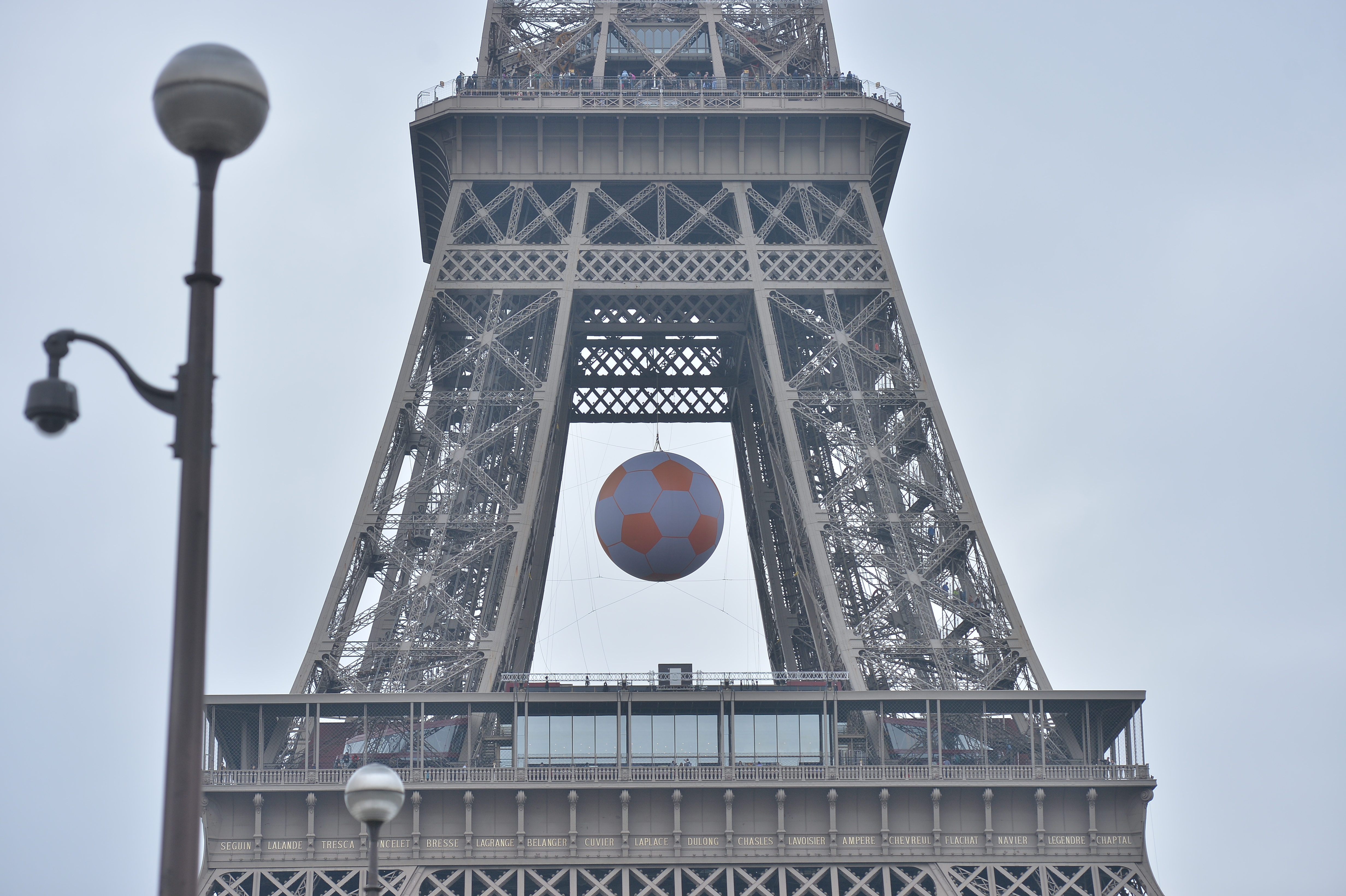 Libertatea, la Euro 2016. Hotelul tricolorilor, terenul de antrenament, Parisul sub ape, fanzone-ul și gloanțele de la Bataclan | EXCLUSIV