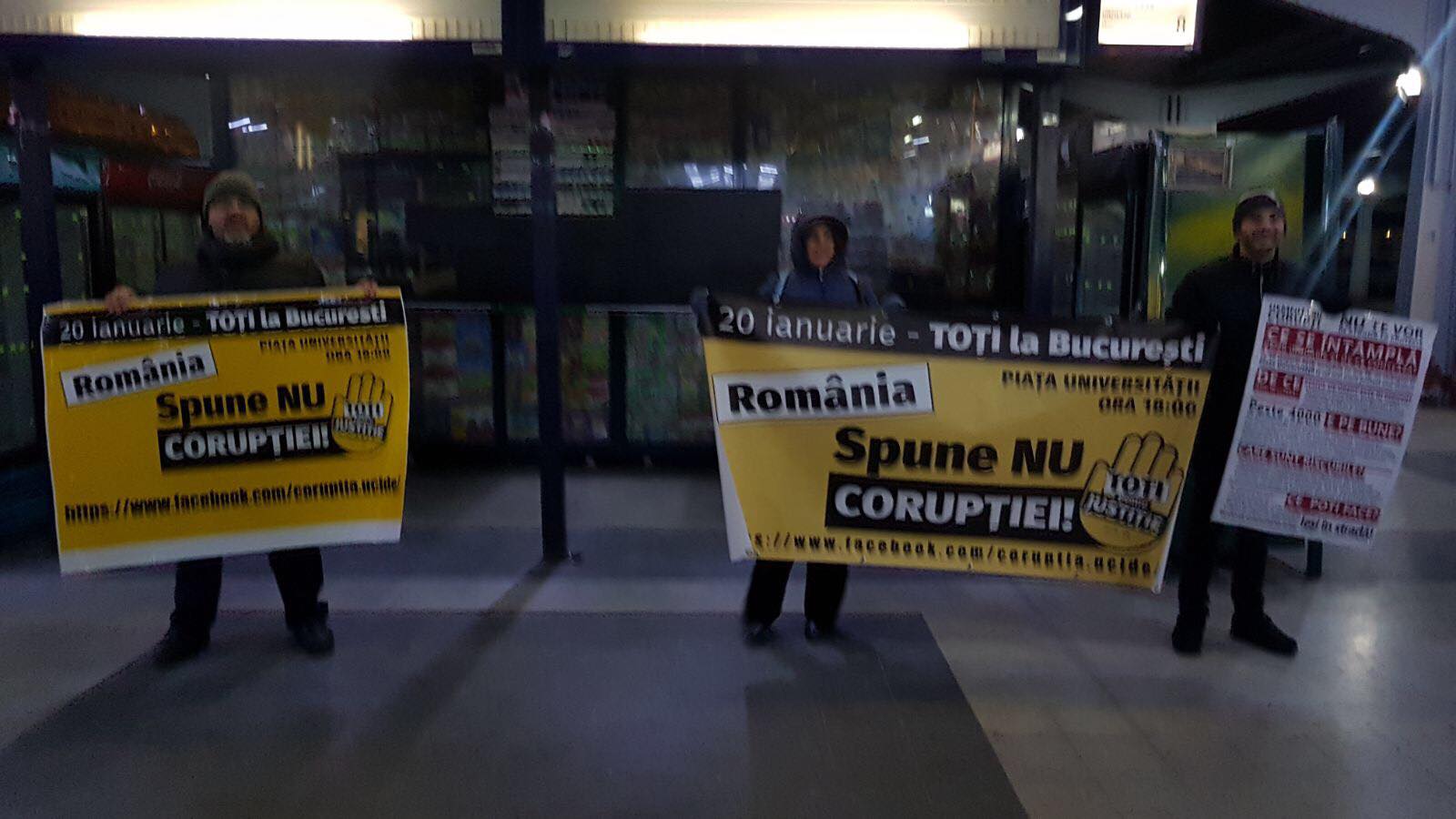 Mobilizare în Gara de Nord pentru protestul din 20 ianuarie. Ce mesaje au afișat studenții | FOTO