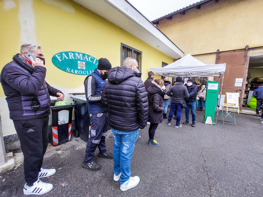 De ajunul Crăciunului, italienii au stat la cozi uriașe pentru a se testa anti-COVID, după ce restricțiile au fost înăsprite