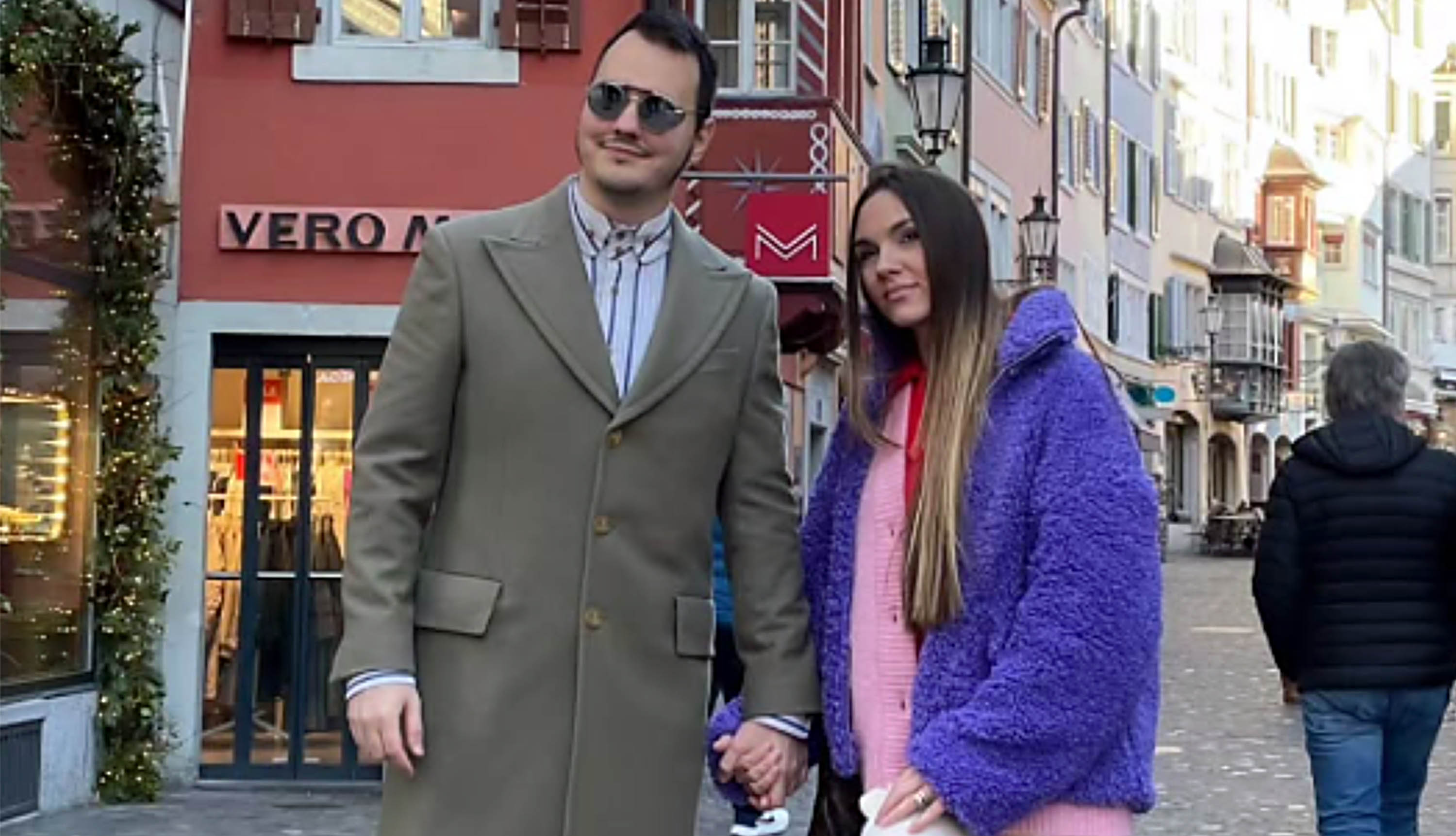 KAJMAK, PLJESKAVICA I UŠTIPCI Aleksa Balašević odveo ženu i ćerku na večeru: Trpeza puna domaćih specijaliteta, a evo gde su otišli na vikend (Foto)