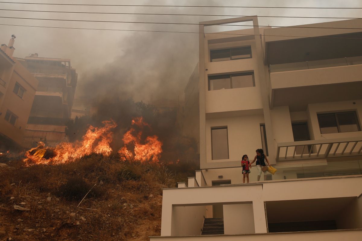 Incendiu violent lângă Atena. „Situația este îngrozitoare și vântul nu ajută”