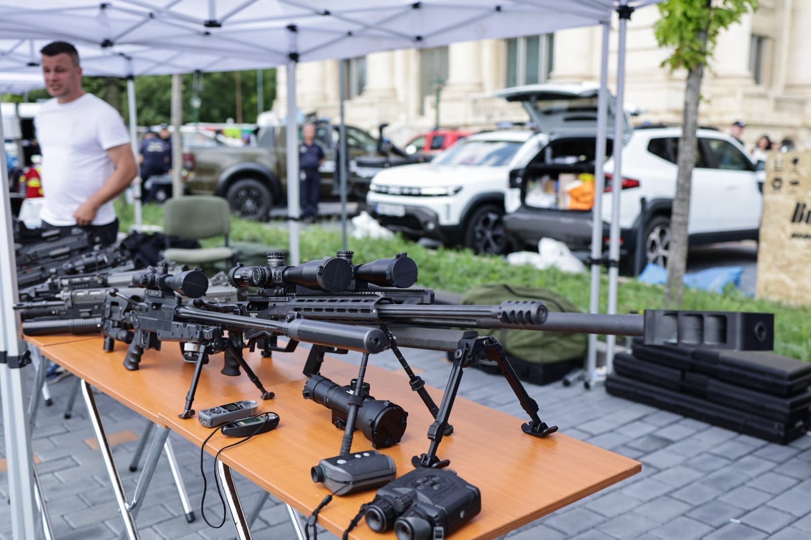 Copiii au cucerit curtea Parlamentului României: de la sport și antrenamente cu vedete la tehnică militară