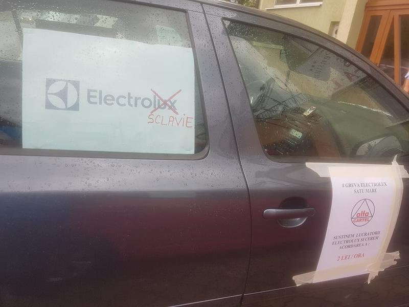 UPDATE / Greviștii de la Electrolux ajung, marți, la Pitești. Mai mulți muncitori au pornit azi spre Ambasada Suediei din București
