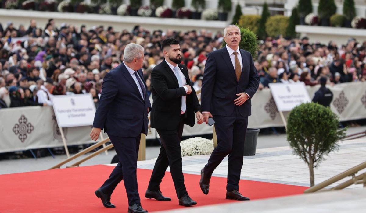 Ceremonia de sfințire a picturii Catedralei Mântuirii Neamului. Peste 12.500 de oameni, printre care Nicușor Dan, Ilie Bolojan, Traian Băsescu și Emil Constantinescu, au fost martori la citirea actului de sfințire