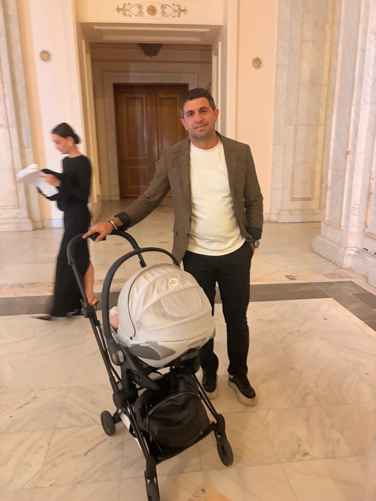 Laura Cosoi și-a alăptat fiica în culise la Palatul Parlamentului