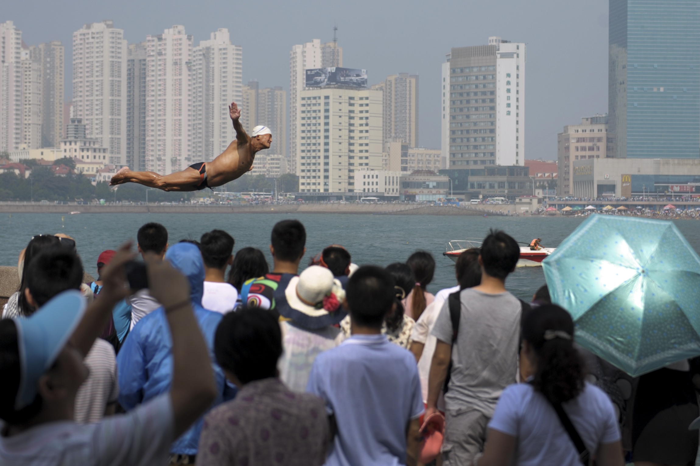 La 73 de ani, chinezul Zhang Quantong zboară zilnic peste orașul Qingdao