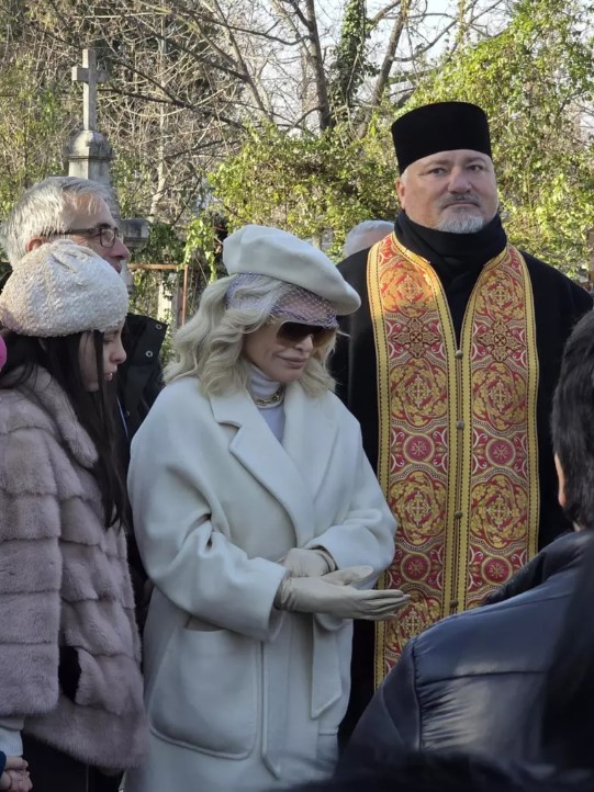 Cum a apărut Loredana Groza la o petrecere de Revelion 2026, după ce tatăl ei a murit. Fanii au reacționat: „Trebuie să își onoreze contractele”