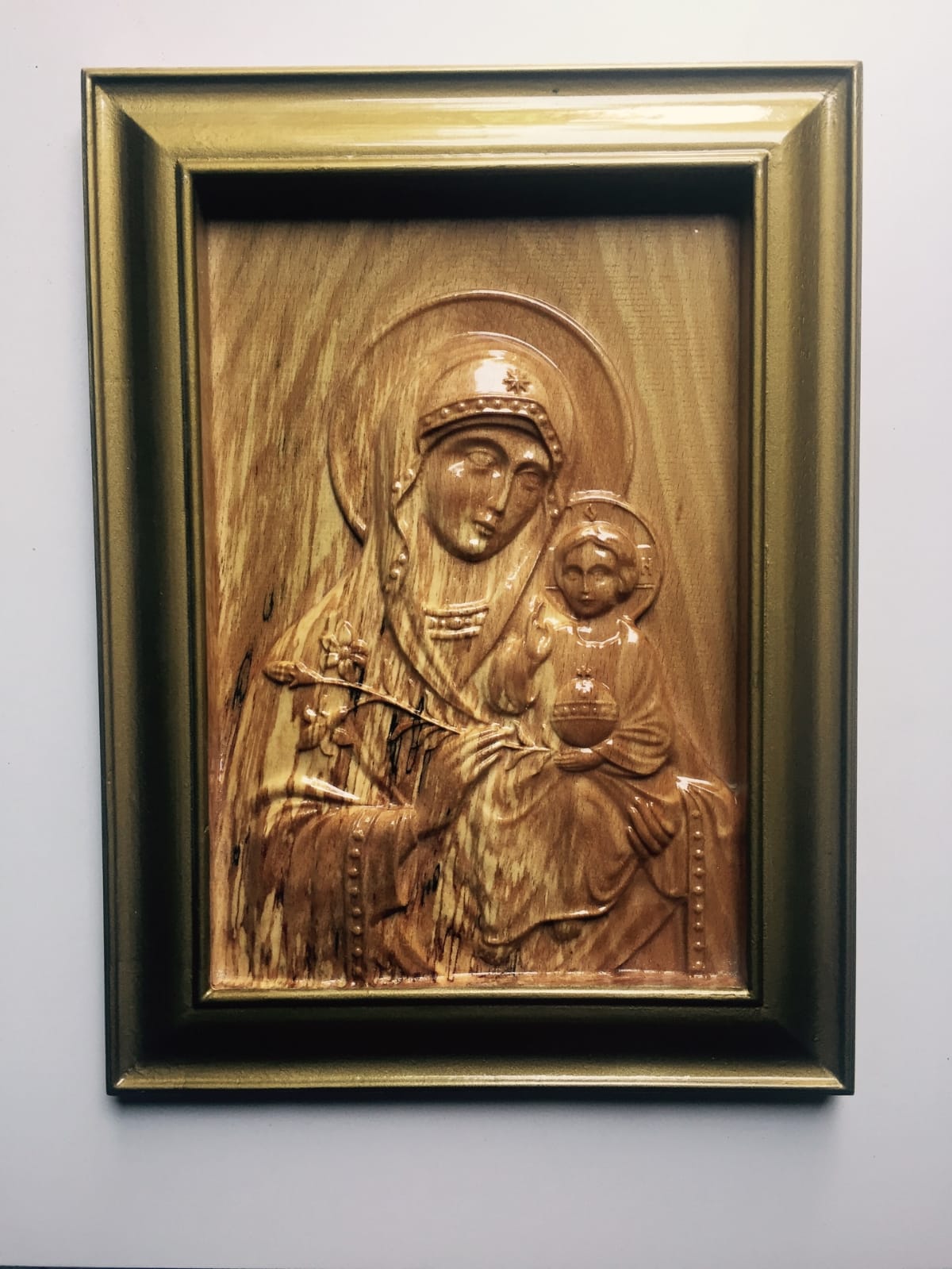 E șef de poliție și sculptează icoane. Nu cere bani pentru lucrările lui, le dăruiește colegilor de serviciu