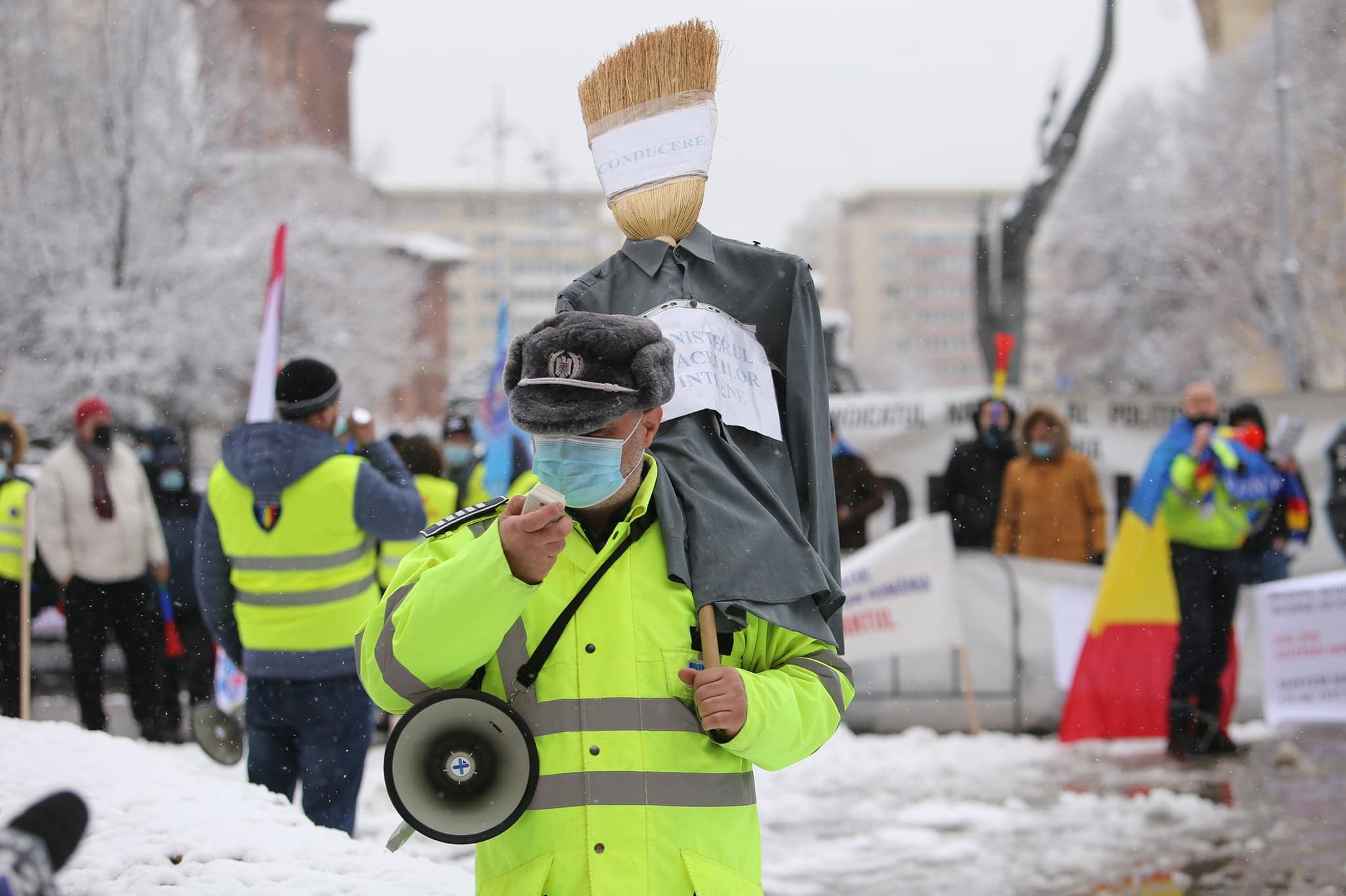 Aproape 100 de polițiști și grefieri pichetează sediul MAI