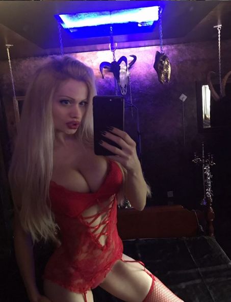 O blondă din Serbia rupe gura târgului cu formele sale. Se laudă că e sută la sută naturală | FOTO