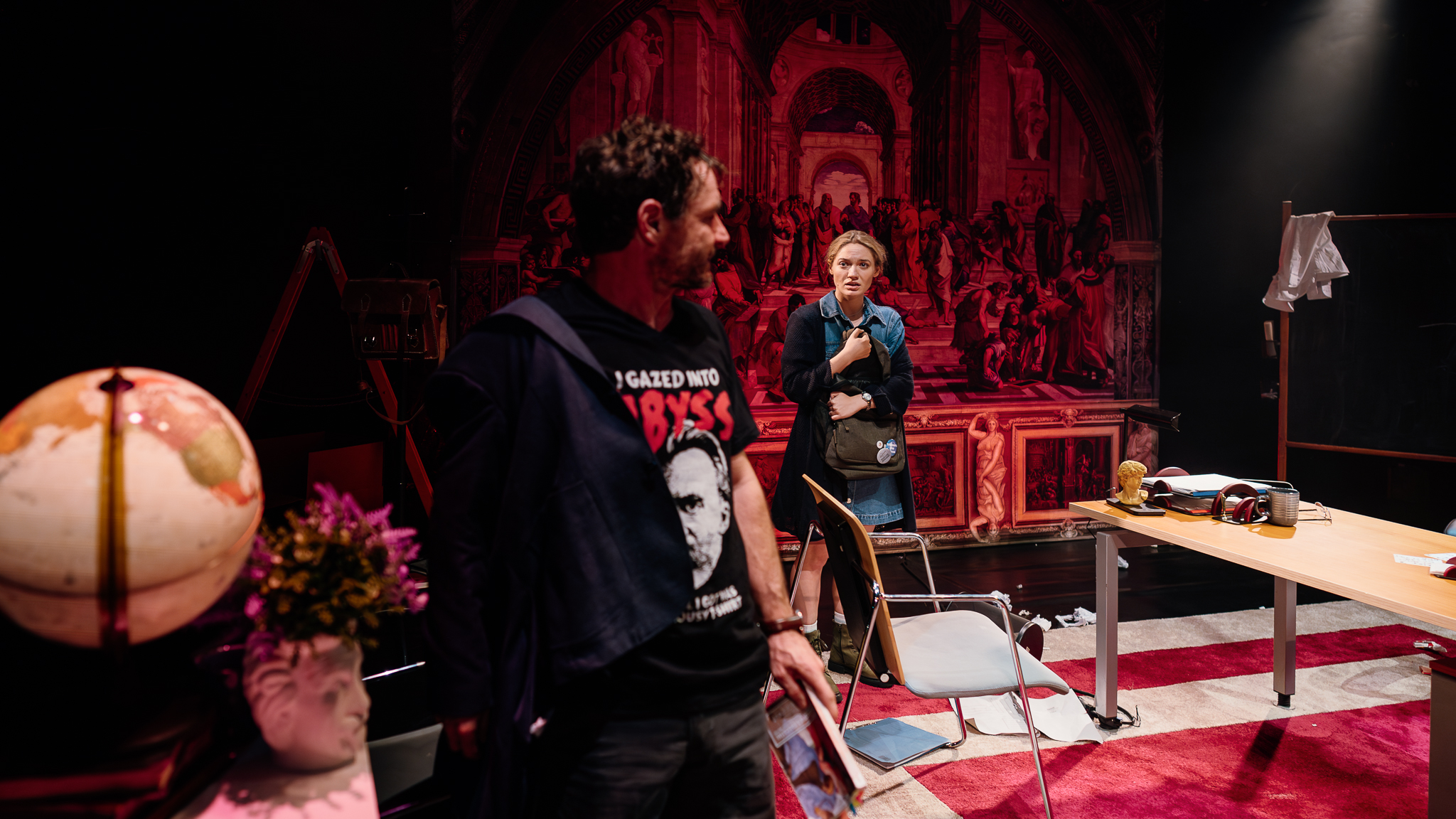 INTERVIU | Abuzul de putere dintre un profesor și o studentă, explorat într-un spectacol de teatru: „Pune sub lupă responsabilitatea actului educațional”