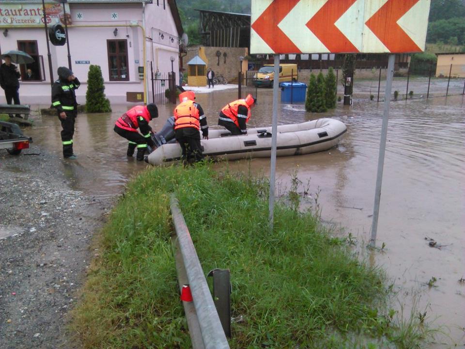 Dezastru în țară din cauza furtunilor! Zeci de oameni evacuați din calea apelor