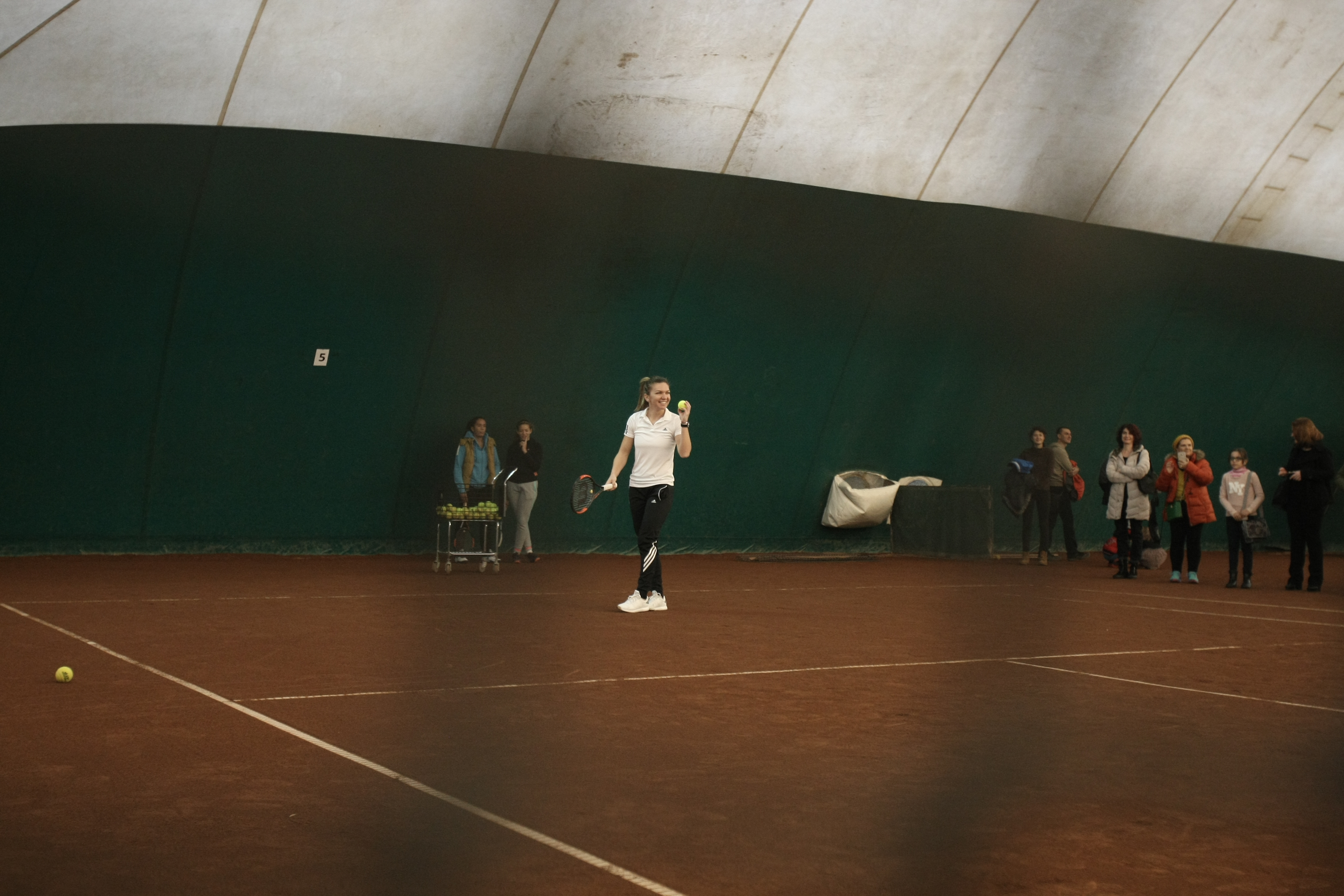 Simona Halep și-a luat energie de la copii! Un fost fotbalist stelist și-a adus fata, ca să ia autograf de la campioană / GALERIE FOTO