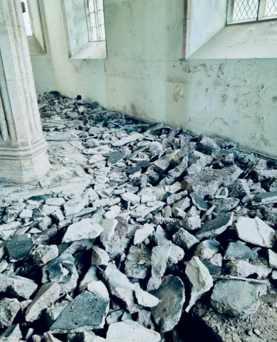 Un cuplu a cumpărat o biserică veche și a fost șocat de ce a găsit sub podea, în Țara Galilor: „Treptat, ne-am obișnuit. Acum e pe AirBnb”
