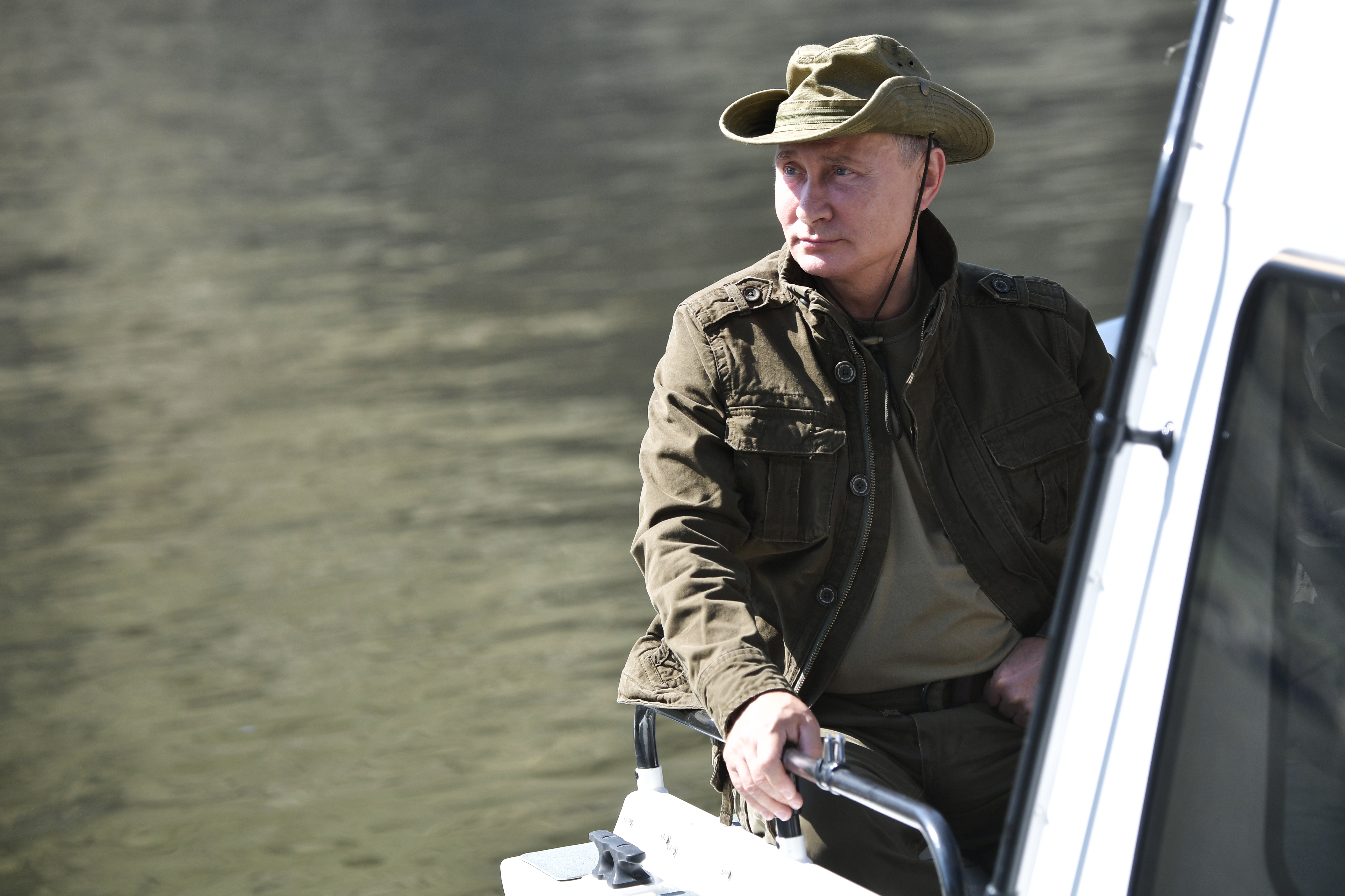 FOTO | Imagini din ultima vacanță de vară a lui Vladimir Putin. Președintele Rusiei nu s-a mai pozat la bustul gol